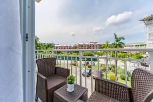 Lapu Lapu CityCozy & Convenient 1-Bedroom Condo 3 mins Away from the Airport的阳台配有桌椅,享有城市美景。