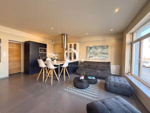 a living room with a couch and a table at GC - L'Entre Deux Caps in Wissant