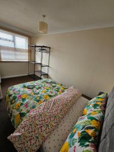 1 dormitorio con cama y almohadas en 1 Bed Flat in Winchelsea Beach, en Winchelsea