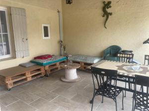 a living room with a table and chairs and a couch at Les cahutes in Trémolat