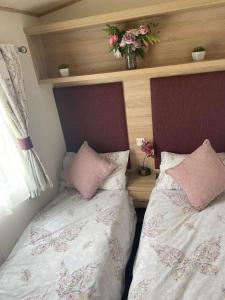 Voodi või voodid majutusasutuse Blenheim Hot Tub Lodge toas +4 fotot