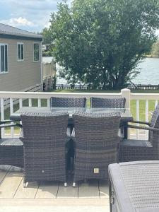 Rõdu või terrass majutusasutuses Blenheim Hot Tub Lodge