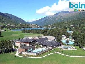 een luchtfoto van een huis met een zwembad bij Appartement chaleureux pour 8 personnes proche des pistes - FR-1-695-59 in Gouaux-de-Larboust +7 foto's