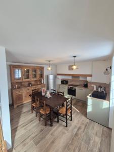 Η κουζίνα ή μικρή κουζίνα στο Maison de village rénovée