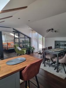 a living room with a table and chairs at Eclectic suburbian oasis 7km from the beach in Čavle
