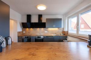 Η κουζίνα ή μικρή κουζίνα στο Ferienhaus BergZeit mit Garten, Grill, Terrasse, maximal 20 Personen