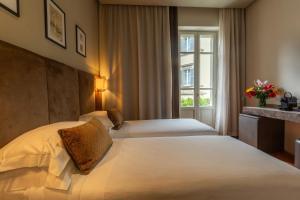 Postel nebo postele na pokoji v ubytování Hotel Embassy + 37 fotografií