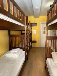 Postel nebo postele na pokoji v ubytování Gar'is Hostel Lviv