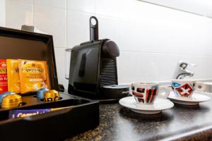 a coffee cup sitting on a counter next to a microwave at "In de Kathoek" - Beste voorwaarden via eigen kanaal in Blokzijl