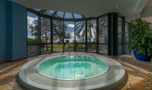 A piscina localizada em Pestana Grand Ocean Resort Hotel ou nos arredores