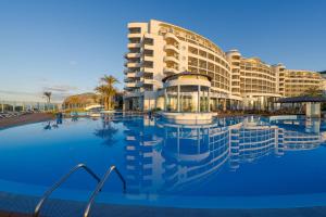 Bazén v ubytování Pestana Grand Ocean Resort Hotel nebo v jeho okolí