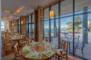 Um restaurante ou outro lugar para comer em Pestana Grand Ocean Resort Hotel