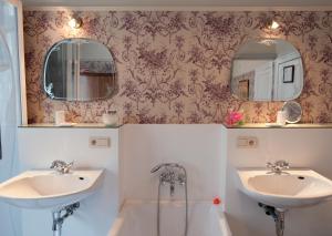 A bathroom at B&B The Baron