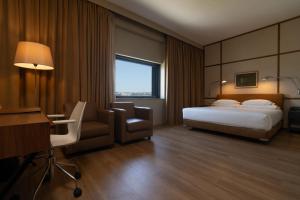 Postel nebo postele na pokoji v ubytování Hotel de Guimaraes Business & SPA