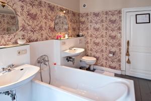 A bathroom at B&B The Baron