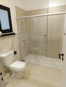 a bathroom with a toilet and a glass shower at Temporarios Moritan 1A in Posadas