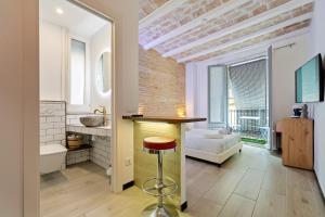Habitación con baño con lavabo y taburete. en Hauzify I Novavila Centre Rooms, en Vilanova i la Geltrú