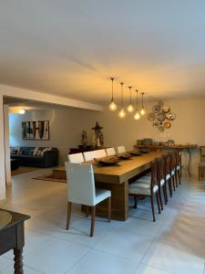 Posezení v ubytování Lindo chalé em Carneiros com piscina privativa, 4Quartos