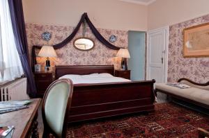 A bed or beds in a room at B&B The Baron