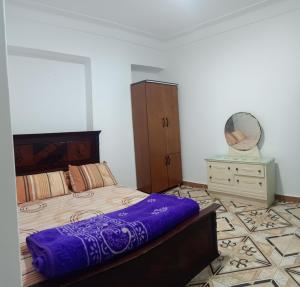 ein Schlafzimmer mit einem Bett, einer Kommode und einem Spiegel in der Unterkunft Furnished Apartment - Beach view "Nearest Beach 2 minutes walking" - Abo keer - Alexandria - Egypt in Abū Qīr
