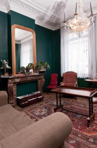 A seating area at B&B The Baron