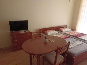 Habitación con 2 camas, mesa y TV. en Privilege Beach TOP, en Sveti Vlas 21 fotos más