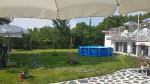 Bazén v ubytování Simada Blue Guesthouse nebo v jeho okolí