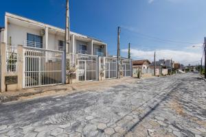 una calle vacía delante de una casa en Completa casa apenas 700m da praia, en Itajubá