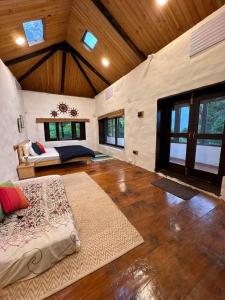 Voodi või voodid majutusasutuse Ikaya Kothi Entire Forest Stay for Soul Reset toas