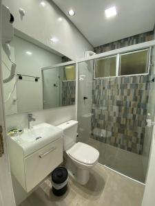 une salle de bain avec un lavabo et une douche dans l'établissement Ap Smart Bosque, à Campinas