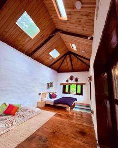 Voodi või voodid majutusasutuse Ikaya Kothi Entire Forest Stay for Soul Reset toas