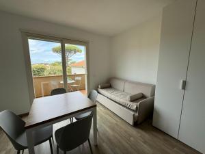 a living room with a table and a couch at Residence San Francesco in Tirrenia