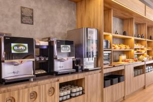 Příslušenství pro přípravu čaje a kávy v ubytování B&B HOTEL Alicante