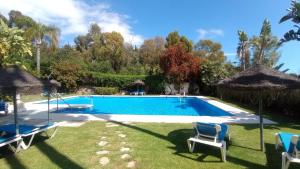 Bazén v ubytovaní Los Arqueros Golf lovely condo near Marbella & Puerto Banus alebo v jeho blízkosti