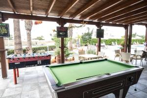einen Billardtisch in einem Pavillon mit Billardtisch in der Unterkunft DebbieXenia Hotel Apartments in Protaras