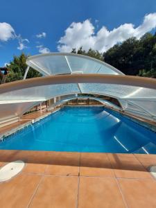 ein Swimmingpool auf einem Haus in der Unterkunft Cortijo Las Chorreras Illora in Puerto-López