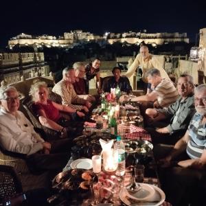 ジャイサルメールにあるKilla Bhawan Lodgeの食卓に座る人々