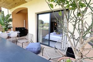 Una habitación con una mesa y sillas y un dormitorio. en U Bellu Paradisu - T3 vue mer, piscine, plage privé, en Pianottoli-Caldarello