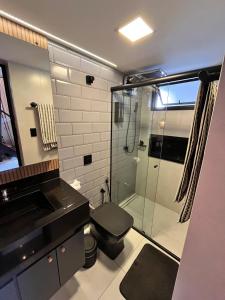 un bagno con doccia in vetro e WC di Loft Sonho de Beija ad Araxá