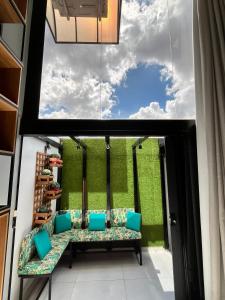 una stanza con pareti verdi e una finestra con sedie di Loft Sonho de Beija ad Araxá