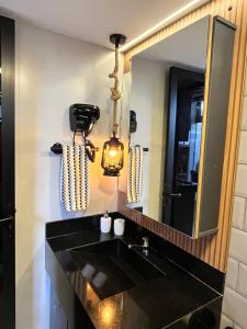 bagno con lavandino nero e specchio di Loft Sonho de Beija ad Araxá Altre 31 foto