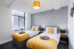ブラッドフォードにあるModern 2 Bedroom Apartment in Central Bradfordのベッド2台と窓のある寝室