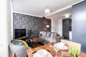 ブラッドフォードにあるModern 2 Bedroom Apartment in Central Bradfordのソファとテーブルのあるリビングルーム +20枚の写真