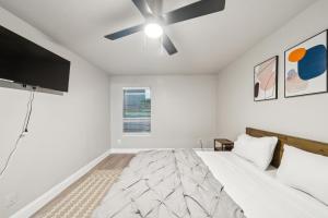 a bedroom with a bed and a ceiling fan at The Chandler 412 I Spacious 1 Bed 1 Bath in Grand Prairie +14 photos