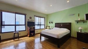 una camera da letto con un letto e una televisione di Retiro dos Sonhos – Piscina, Jacuzzi e Sauna na Montanha a Teresópolis Altre 41 foto