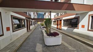 un corridoio di un edificio con piante in vaso di Retiro dos Sonhos – Piscina, Jacuzzi e Sauna na Montanha a Teresópolis