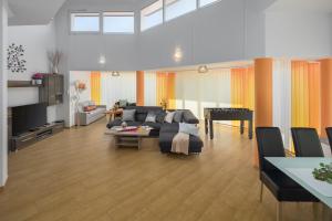 salon z kanapą i pianinem w obiekcie Villa Brcina w Puli
