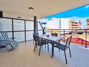 una sala da pranzo con tavolo e sedie su un balcone di Apartamento con Terraza junto al Mar en Moncofa a Moncófar Altre 10 foto