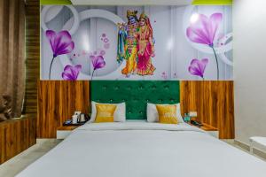Postel nebo postele na pokoji v ubytování Brij Royal Heritage Hotel Near Prem Mandir Vrindavan