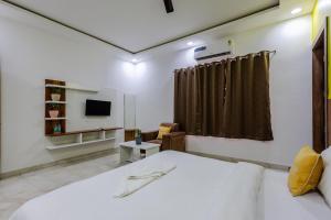 Postel nebo postele na pokoji v ubytování Brij Royal Heritage Hotel Near Prem Mandir Vrindavan